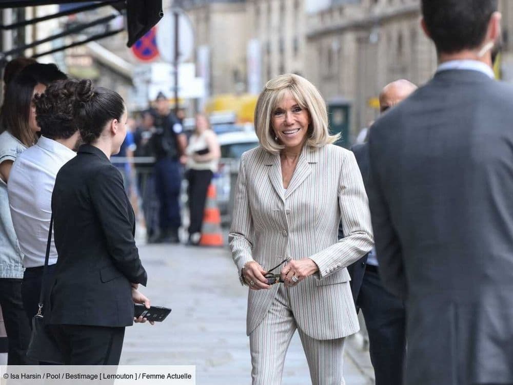Brigitte Macron très élégante en tailleur-pantalon à rayures et escarpins nude pour inaugurer la Maison de l'Élysée
