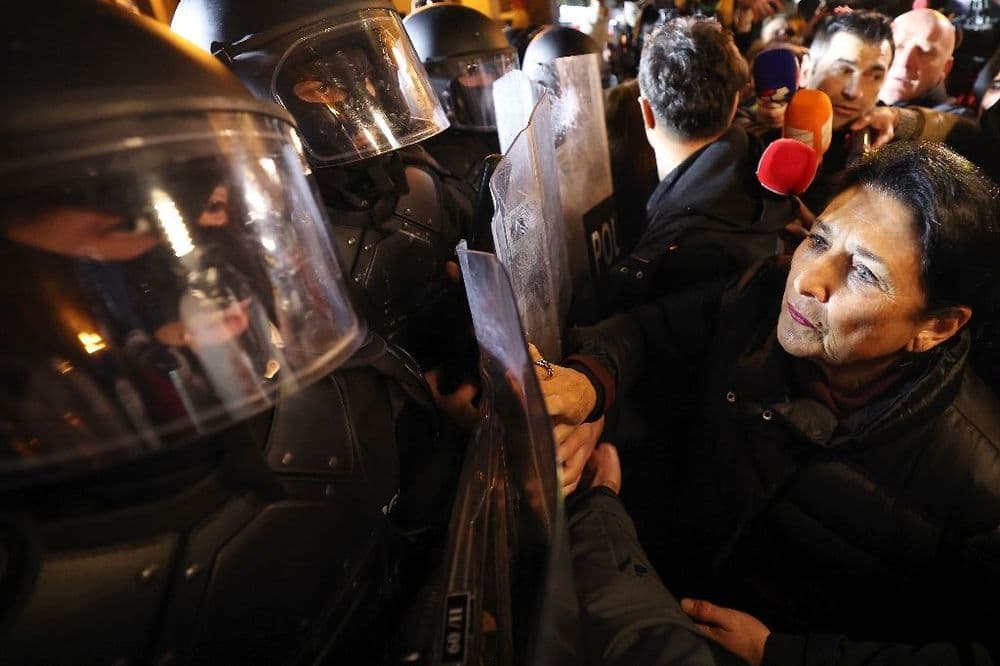 Géorgie: la police tire des gaz lacrymogènes contre des manifestants pro-UE