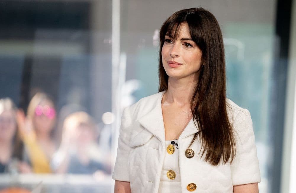 Anne Hathaway : son astuce anti-âge pour lifter ses traits en quelques minutes