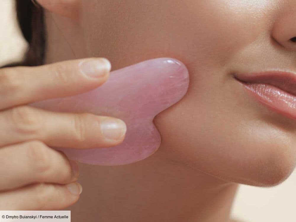 Gua sha : comment l'utiliser et quels sont ses réels bienfaits pour le visage ?