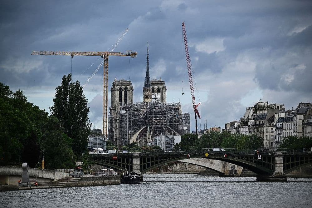 Un peu de douceur angevine sous Notre-Dame ? La tombe de Du Bellay peut-être identifiée
