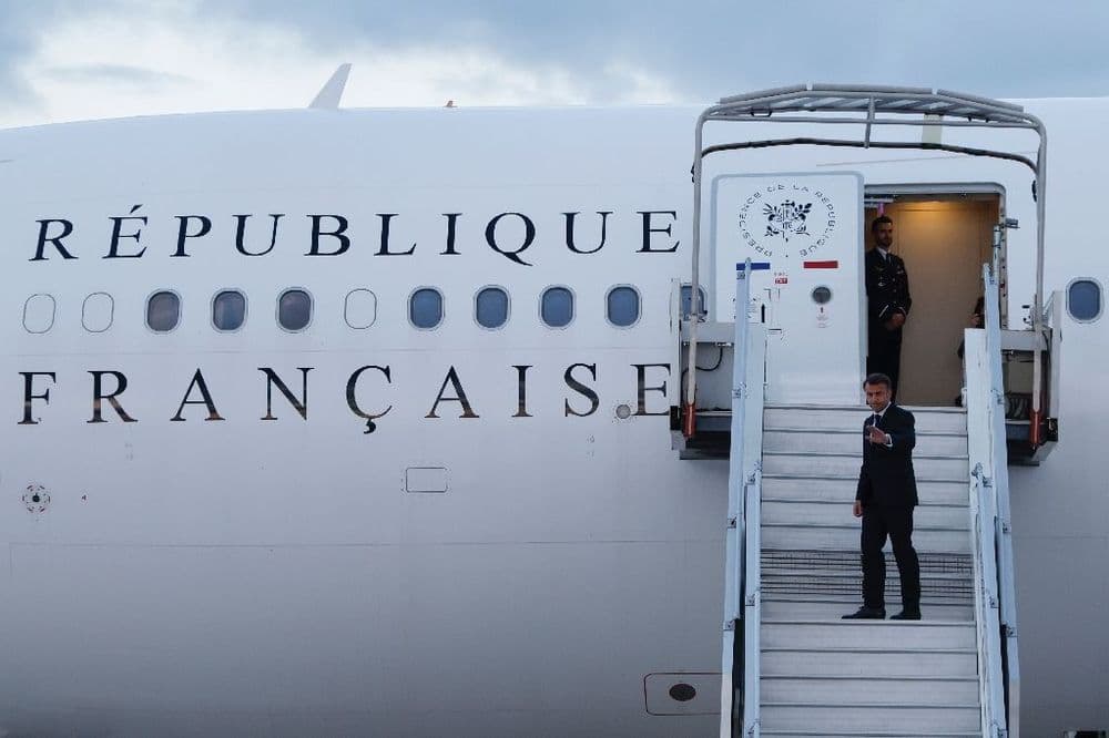 Macron en route pour la Nouvelle-Calédonie, visée par une cyberattaque