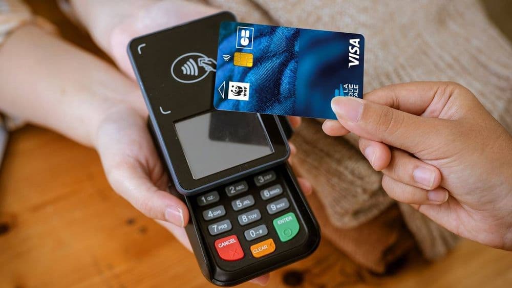 La Banque Postale : c'est quoi, cette nouvelle carte bancaire 5 euros plus chère ?