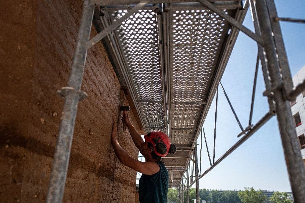 La construction en terre crue, solution bas carbone face aux chaleurs extrêmes