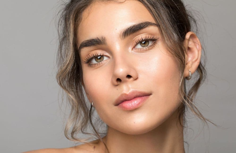 Ce gel teinté permet de fortifier et de densifier les sourcils en un temps record