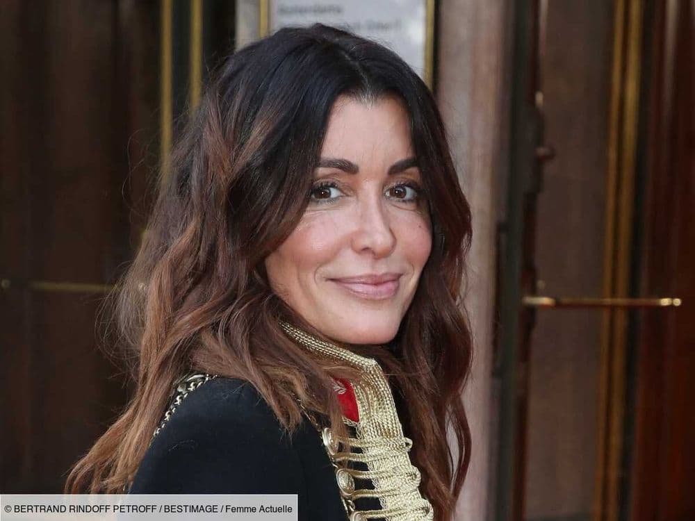En robe satinée à la fente XXL, Jenifer enflamme le plateau de la Star Academy - et on adore !