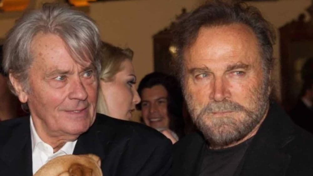 Alain Delon : l'acteur aurait-il eu une liaison secrète avec un homme ? Une vieille rumeur refait surface !