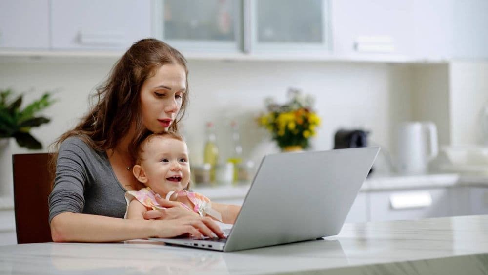 CAF : vous élevez seul votre enfant ? Voici 6 aides dont vous ignorez (peut-être) l'existence