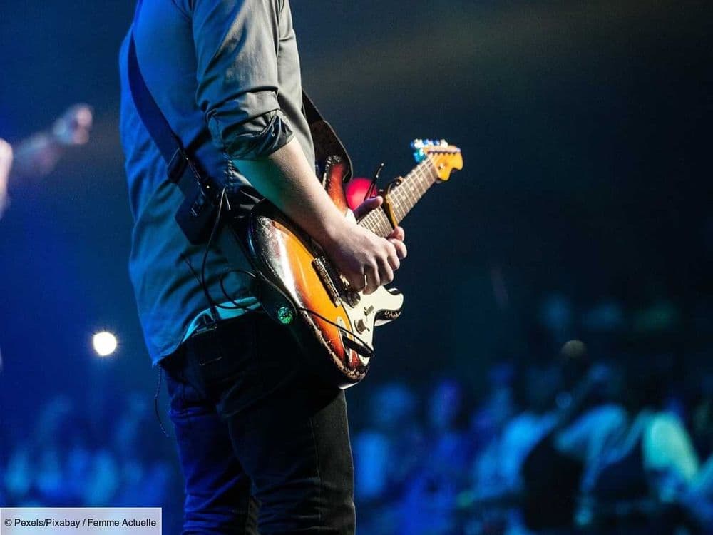 À 35 ans, un chanteur brésilien meurt électrocuté en plein concert après une étreinte avec un fan trempé