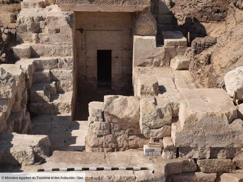 L'entrée d'un temple égyptien ressurgit  dans le désert après 2000 ans