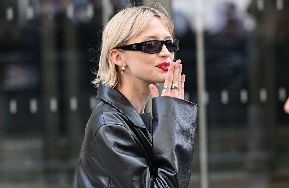 Look total cuir, coupe courte… Comment Angèle affirme-t-elle son style ?