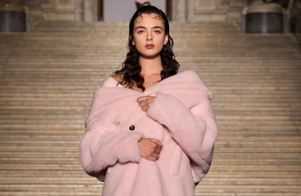 Cheveux effet mouillé, manteau peignoir… l’apparition éblouissante de Deva Cassel sur le podium Max Mara