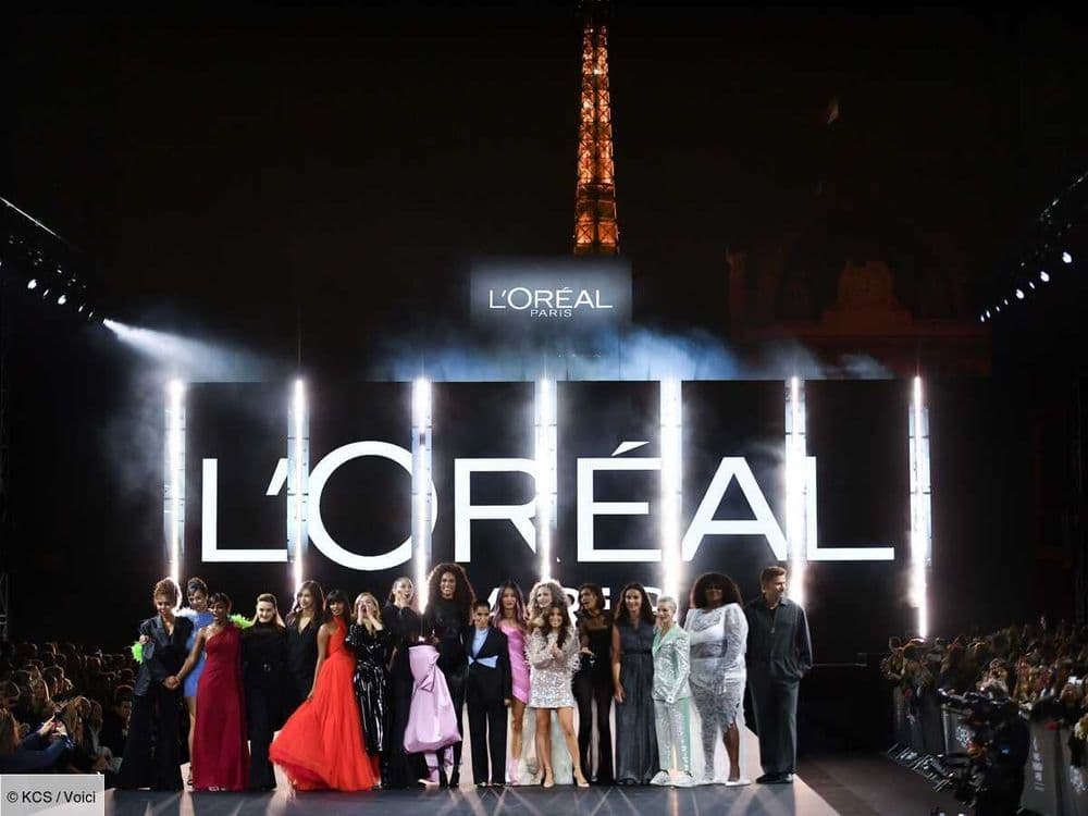 Défilé L'Oréal : une star chute sur le red carpet, une célèbre chanteuse vole à son secours