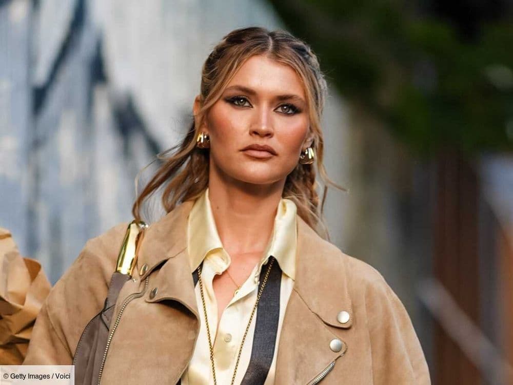 Comment porter une jupe avec une veste en daim pour être bien habillée cet automne ?
