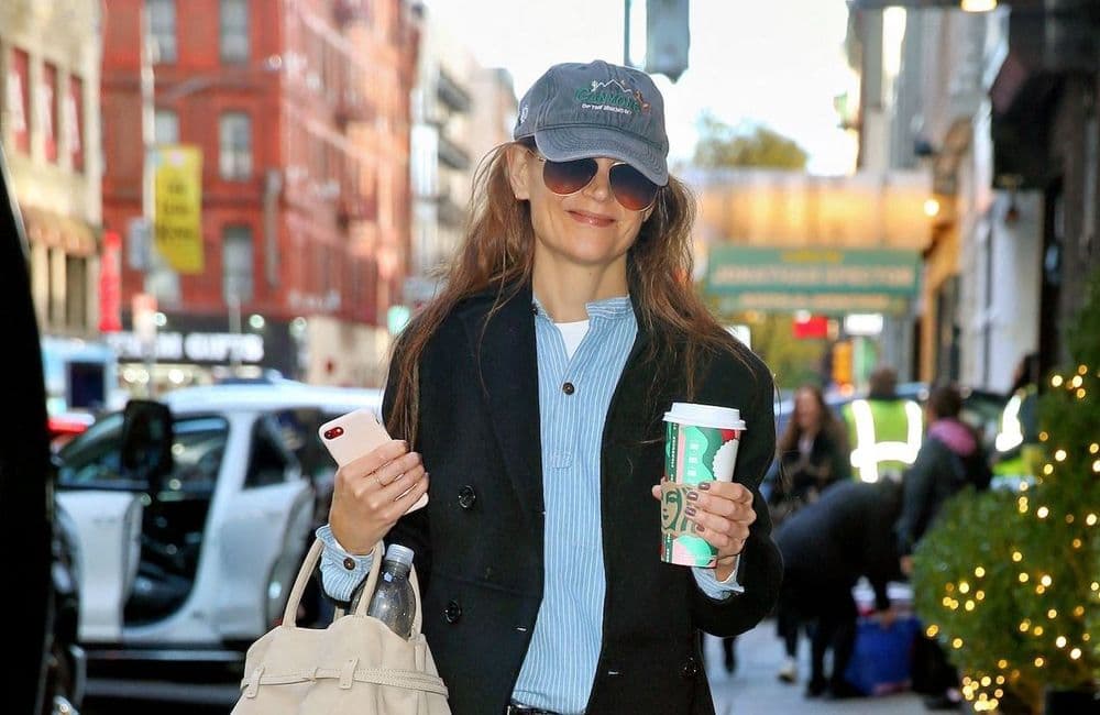 L’astuce de Katie Holmes pour rendre le jean taille basse élégant
