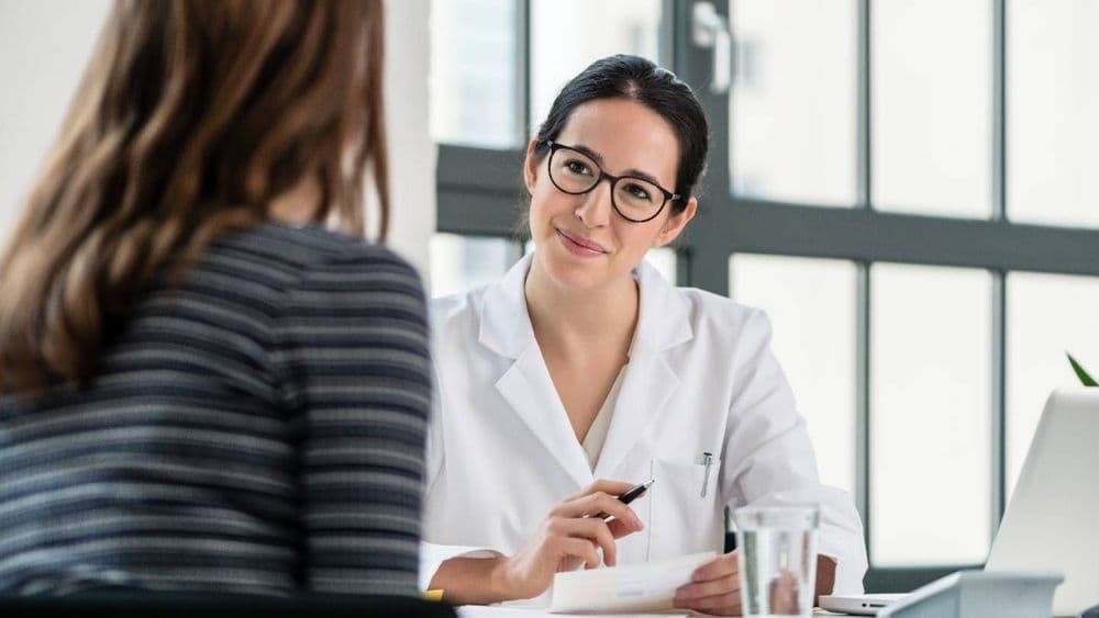 Généralistes, pédiatres, cardiologues... Voilà combien gagnent en moyenne les médecins
