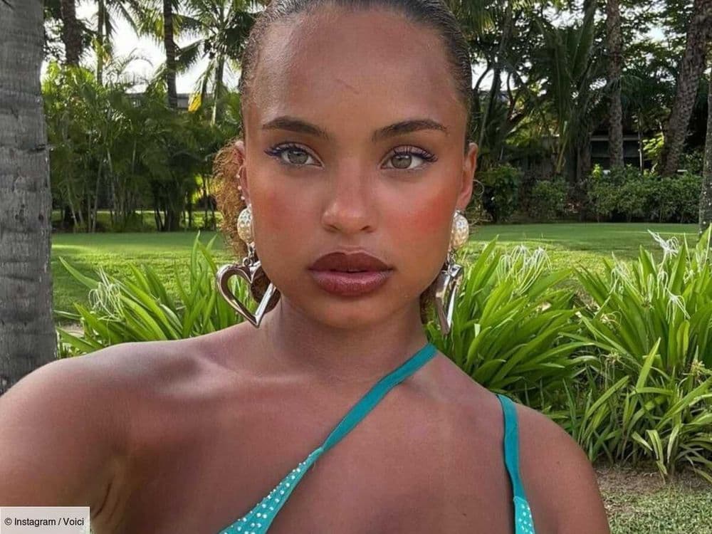 Paola Locatelli adopte le haut de bikini ultra galbant qui revient en force dans la tendance
