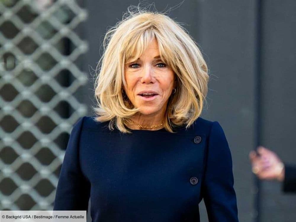 Brigitte Macron chic en costume et T-shirt blanc - on adore l'originalité de son sac Louis Vuitton