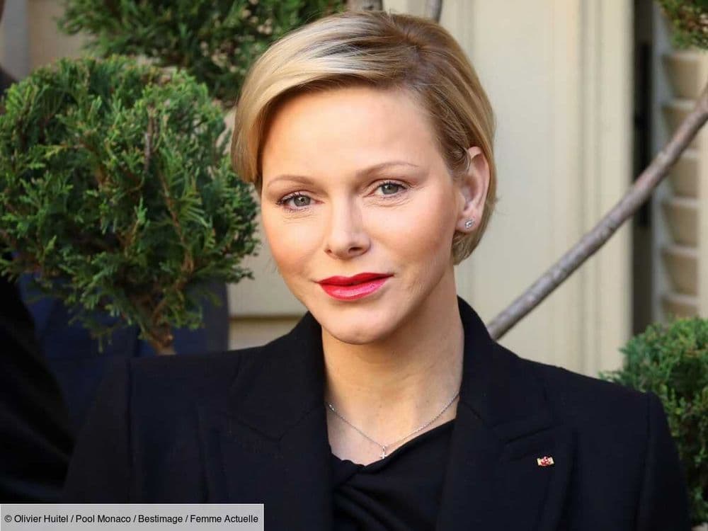 Sublime dans une robe-chemise beige, Charlène de Monaco retrouve Robin Wright pour un déjeuner qui célèbre les femmes