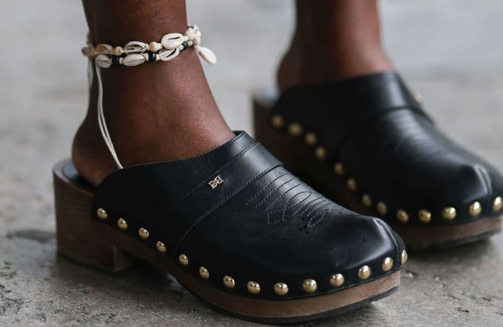 Le grand retour du bracelet de cheville : les nouvelles règles du style pour l’adopter