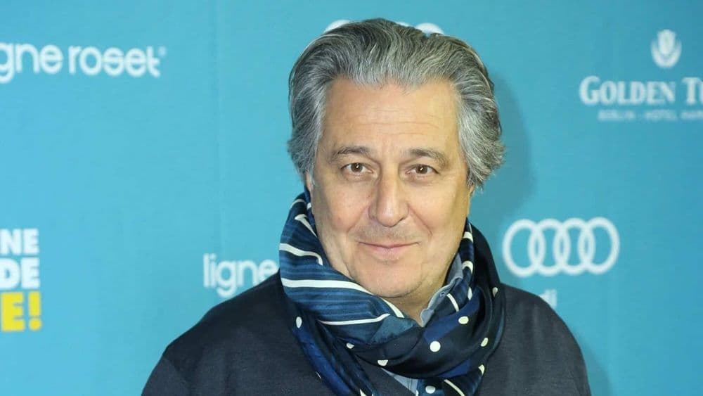 "Plus il vieillit, plus il joue dans n'importe quoi" : les internautes dézinguent ce film avec Christian Clavier qui cartonne sur Netflix