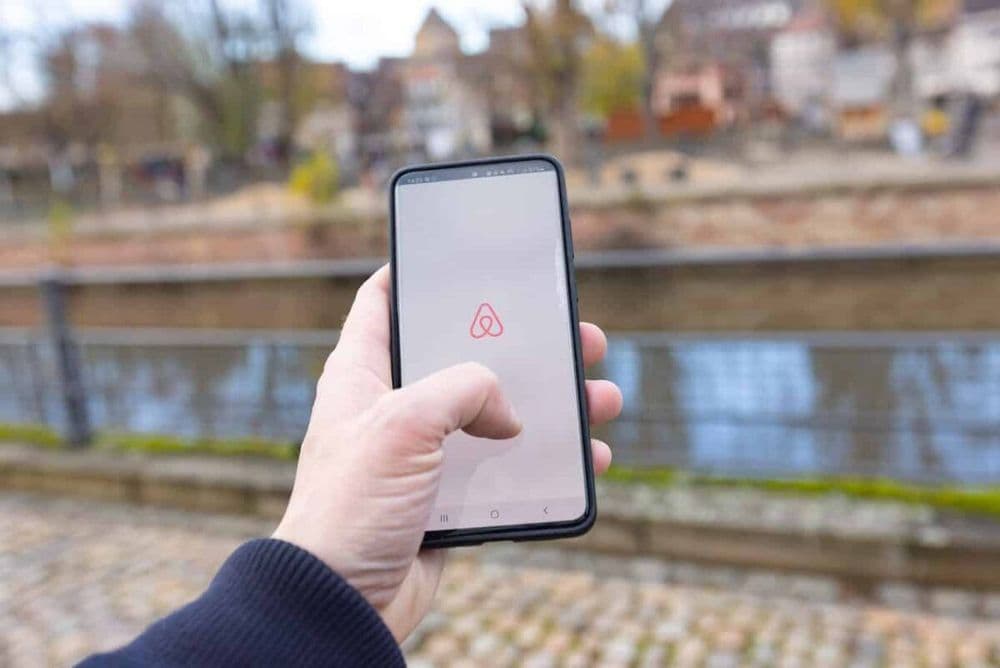 Le Parlement a durci les règles pour Airbnb : découvrez les changements majeurs dans la location de meublés touristiques