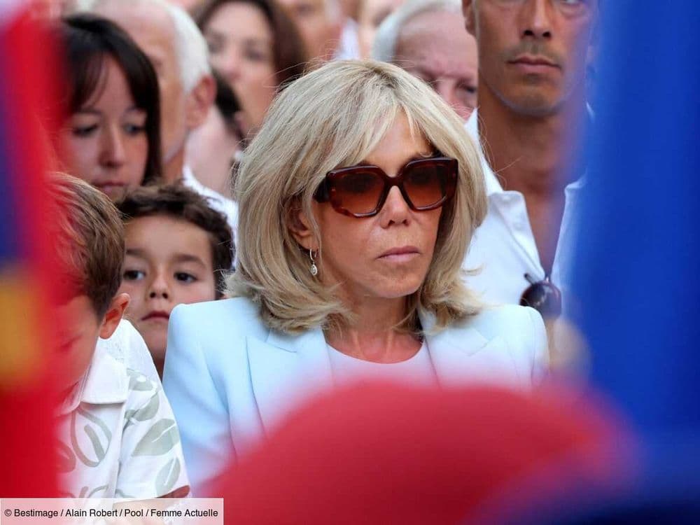 Brigitte Macron rayonnante : elle opte pour un costume bleu ciel oversize et ose une ceinture graphique