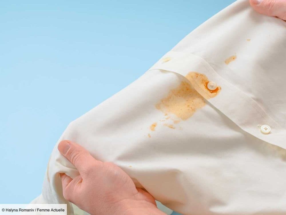 Comment enlever des taches de sauce tomate sur un vêtement blanc ? L'astuce simple et étonnante avec un produit que l'on a tous