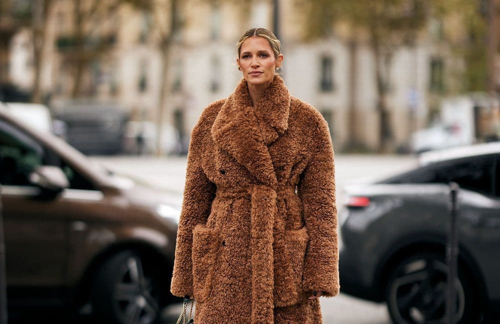 Manteau peignoir : quelle est cette tendance inattendue que l’on verra partout cet hiver ?