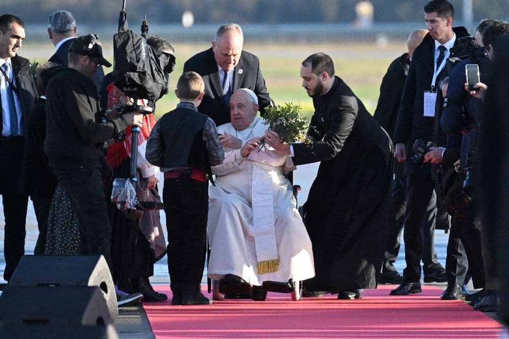 Le pape en Corse célèbre une messe géante et défend sa version de la laïcité
