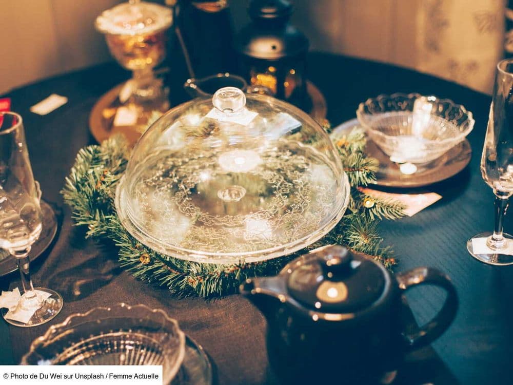 Pour une jolie déco de table de dernière minute pour Noël, sortez vos assiettes transparentes !