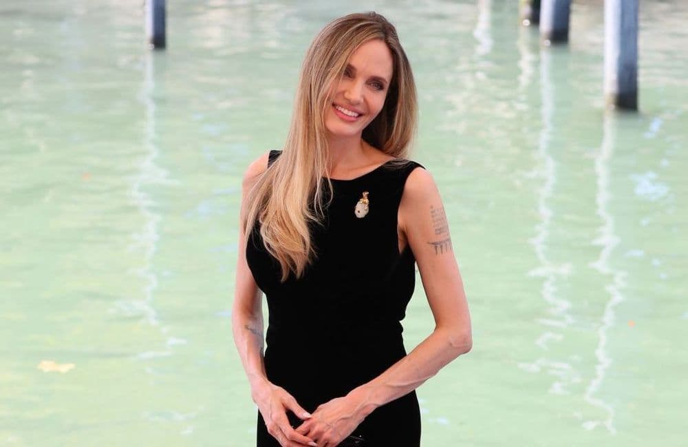 À Venise, Angelina Jolie expose ses impressionnants tatouages dans une robe dos-nu spectaculaire