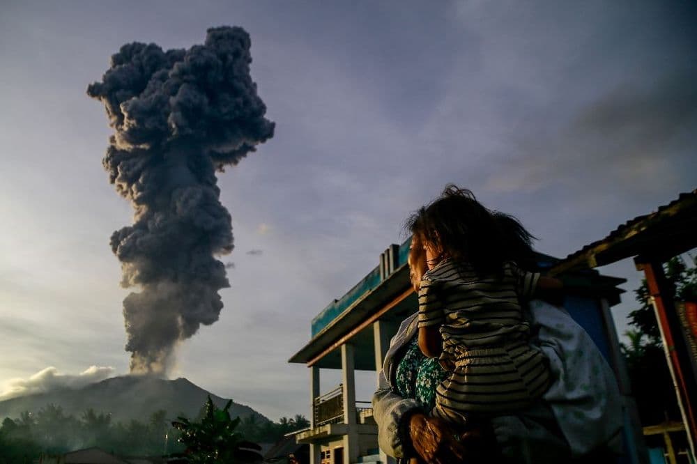 Eruption d'un volcan en Indonésie: des milliers d'évacuations en cours