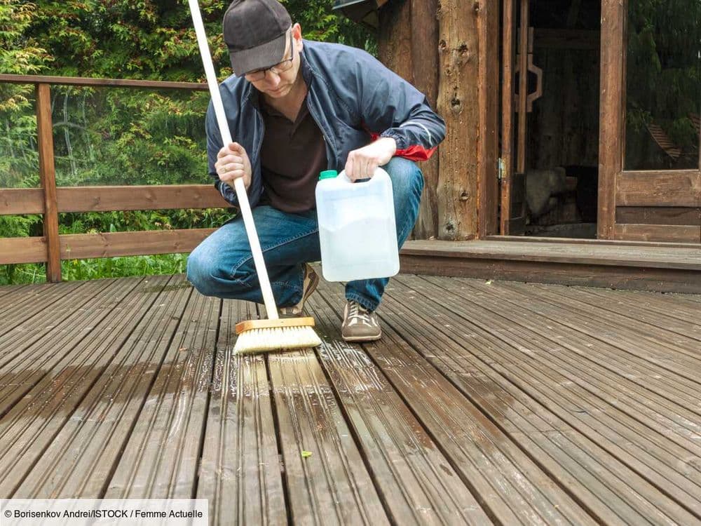 Mousse verte et traces sur une terrasse en bois : découvrez nos astuces de grand-mère pour les nettoyer