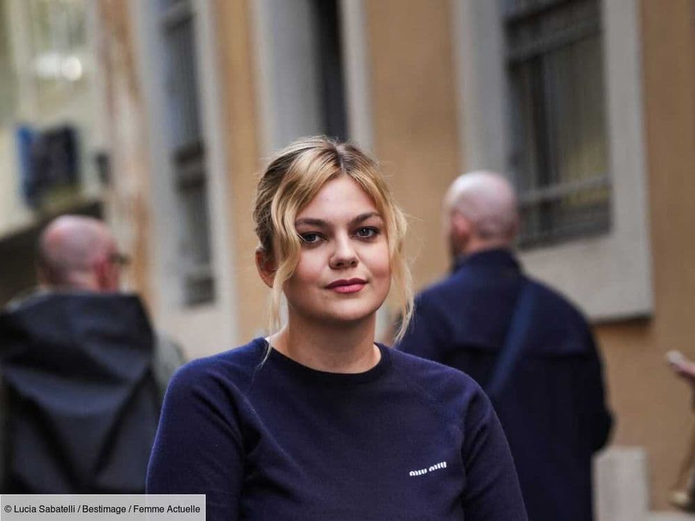 Jean, T-shirt et veste en cuir : Louane prend la pose vêtue d'une tenue casual dans les rues de Paris