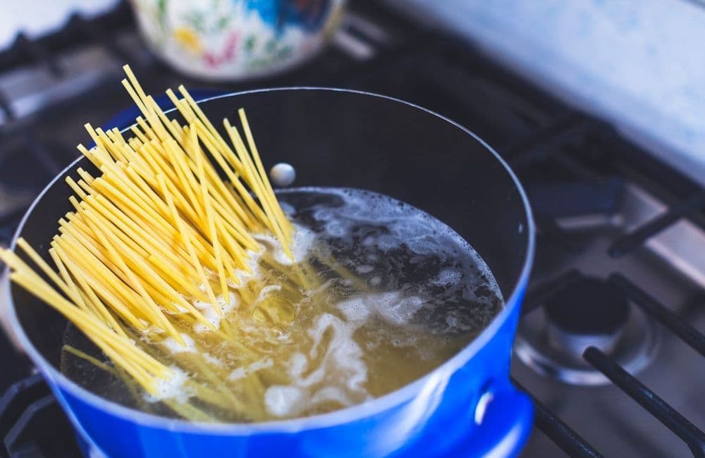 Voici pourquoi vous ne devez jamais saler l'eau des pâtes en début de cuisson