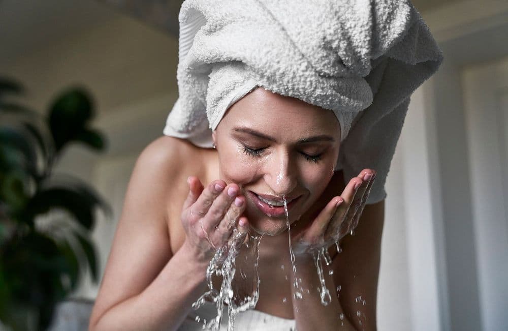 Faut-il se laver le visage à l’eau chaude ou à l’eau froide ?
