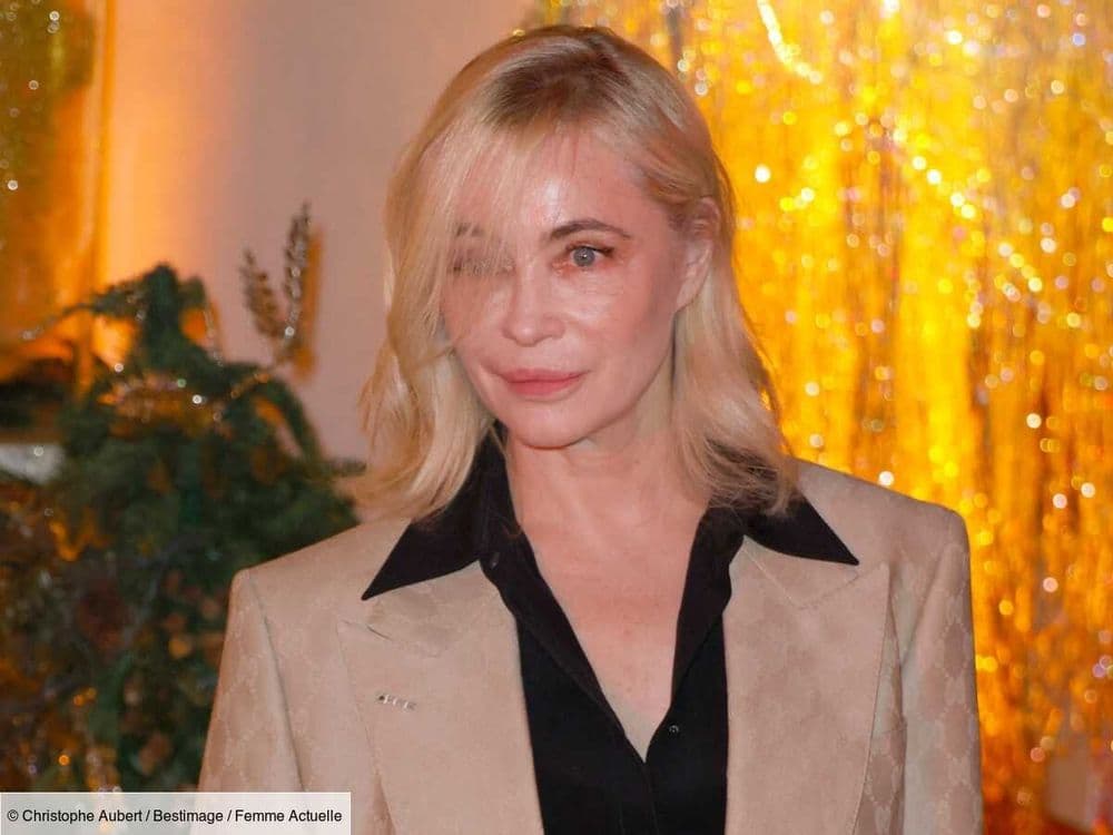 Pour lancer les illuminations de Noël, Emmanuelle Béart arbore un costume chic - parfait pour les Fêtes