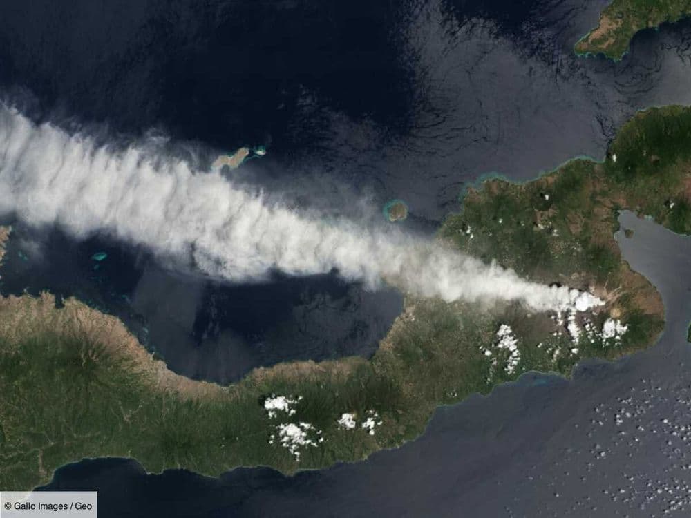 En Indonésie, l'éruption spectaculaire du volcan Lewotobi Laki-Laki, déclenche une alerte maximale