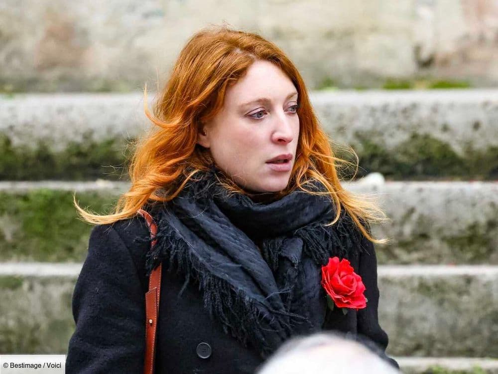 Obsèques de Catherine Laborde : sa belle-fille Sarah Stern (Les Tuche), fille de son mari Thomas Stern, émue à la cérémonie