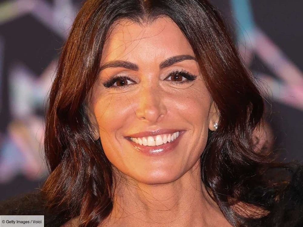 Jenifer dévoile sa silhouette de rêve et adopte le total look denim de façon rétro