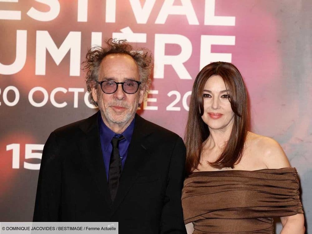 Dans une longue robe drapée aux épaules dénudées, Monica Bellucci fait une apparition remarquée au bras de Tim Burton au Festival Lumière 2024
