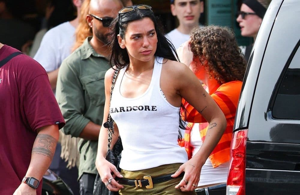 Audacieux et évocateur, le t-shirt à message se réinvente en version rock et bohème ce printemps