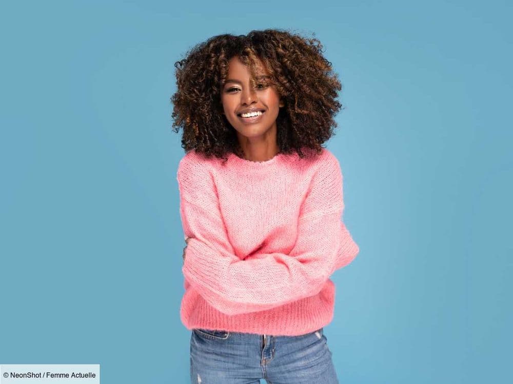 Votre pull est trop grand ? L'astuce toute simple pour l'ajuster grâce à un simple accessoire que vous avez sûrement chez vous