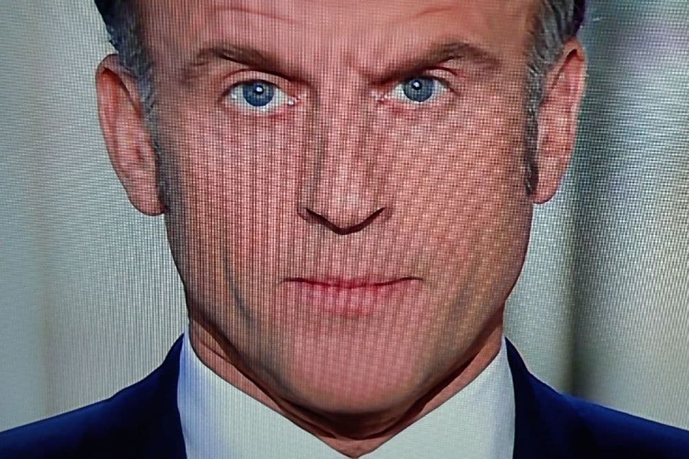 A la peine, Macron ressort la carte du référendum
