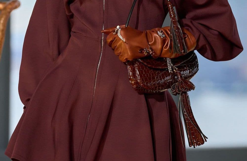 Cet accessoire rétro fait une entrée remarquée sur les podiums