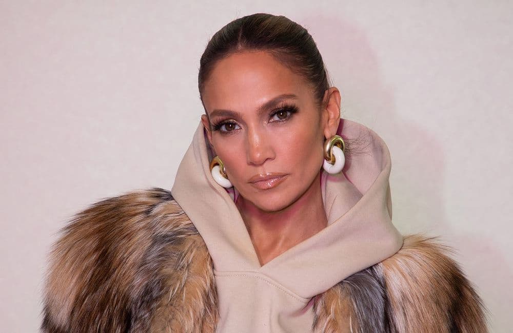 À son tour, Jennifer Lopez craque pour le look « femme de mafieux »