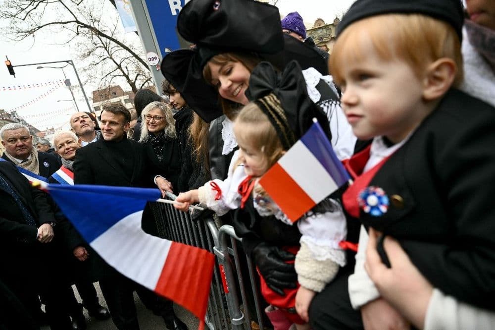 Macron à Colmar commémore la libération et s'octroie un bain de foule