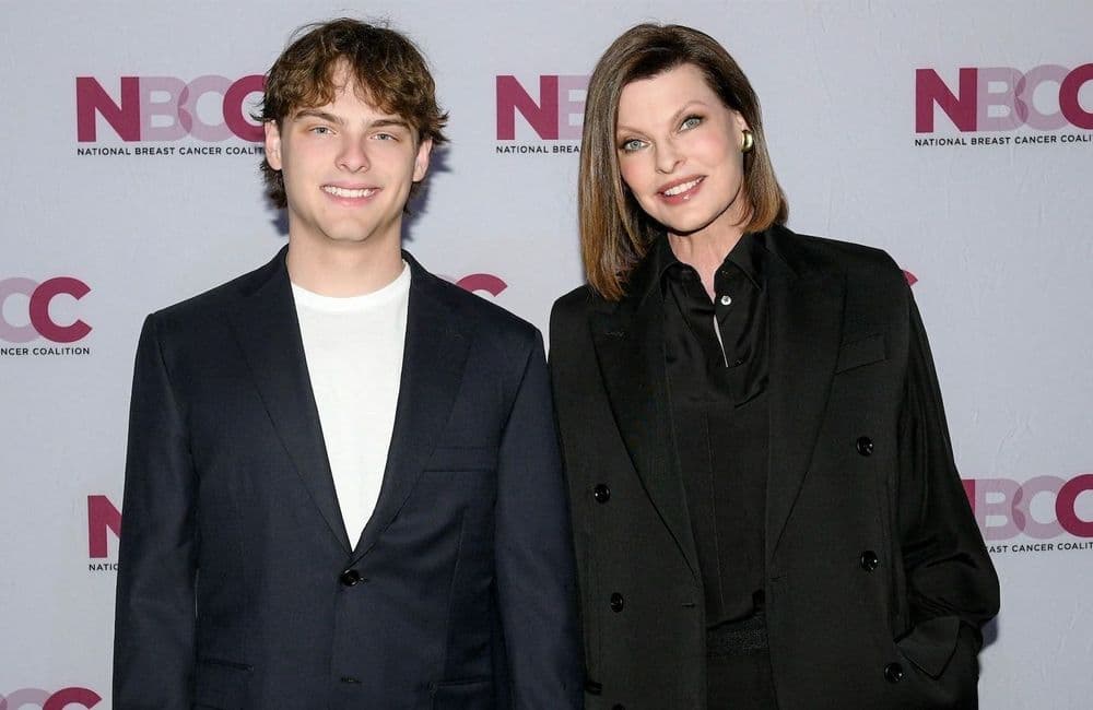 Linda Evangelista réunie avec Salma Hayek et François-Henri Pinault pour célébrer son fils Augustin