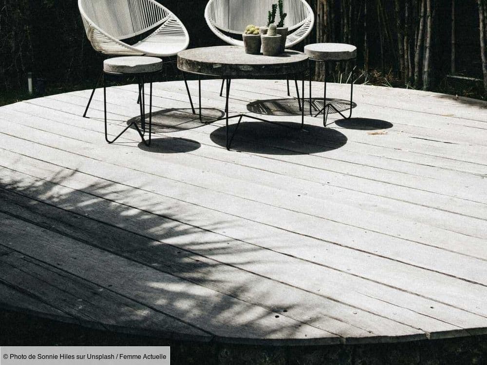 3 astuces de grand-mère pour enlever la mousse verte sur une terrasse en bois